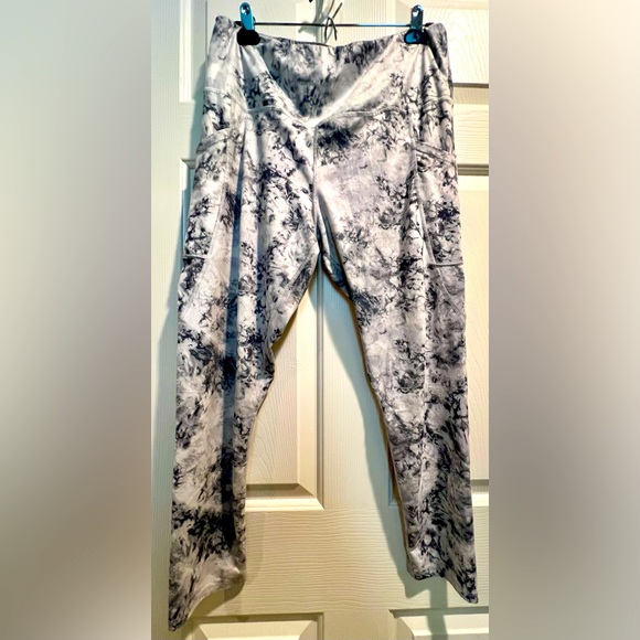 Women’s SO leggings - gray (light and dark) & white - size XL - thigh pockets - Picture 5 of 11